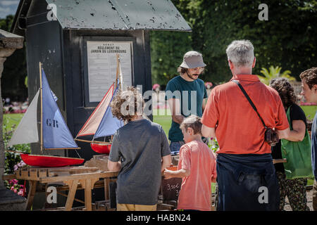 Traditionelle kleine hölzerne Segelschiff im Park Jardin du Luxembourg, Paris, Frankreich Stockfoto