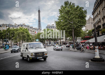 Clasic Szene, Strees von Paris mit dem Eiffel Turm in den Rücken Stockfoto