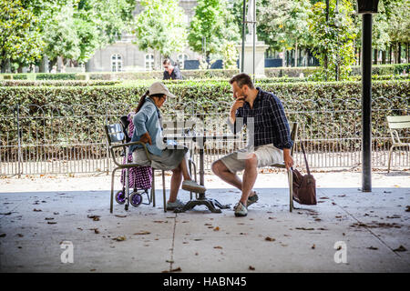 Leute spielen Schach im Jardin du Luxembourg, Paris, Frankreich Stockfoto