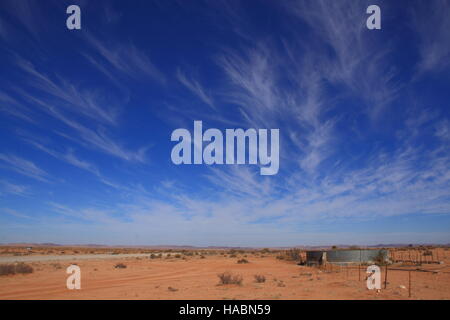 Wolken vom Wind über die Landschaft des Namaqualand in der Northern Cape Provinz von Südafrika Bild im Querformat geformt Stockfoto