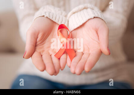 Nahaufnahme von der AIDS-Symbol im Womans Hände Stockfoto