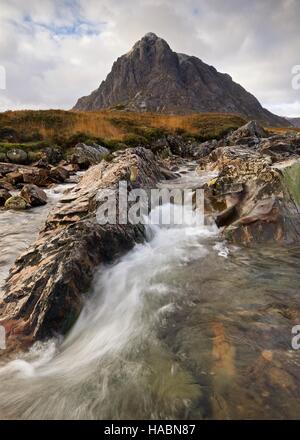 Ein Farbbild von Stromschnellen auf dem Fluss Coupall in Glencoe Stockfoto