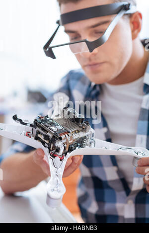 Junger Mann Löten den Drohne Teil Stockfoto