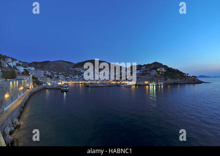 Panoramablick auf der Hydra-Stadt während der Abenddämmerung Zeit, Hydra-Insel, Griechenland Stockfoto