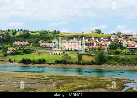 Fischerboote im Dorf San Vicente de la Barquera in Kantabrien, Spanien Stockfoto
