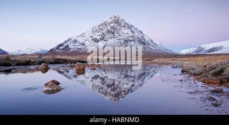 Ein Panoramabild der Buachaille Etive Mor in Glencoe, die während des Winters Stockfoto