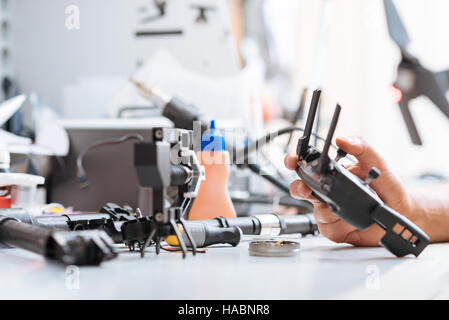 Nahaufnahme von mans Hände Holdind schwarz Drohne Fernbedienung Stockfoto