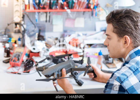 Junger Mann, der Drohne Propeller und RAS-controller Stockfoto