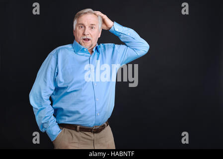 Hübscher Mann mittleren Alters, die auf der Suche schockiert Stockfoto