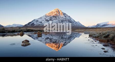 Ein Panoramabild der Buachaille Etive Mor in Glencoe, die während des Winters Stockfoto