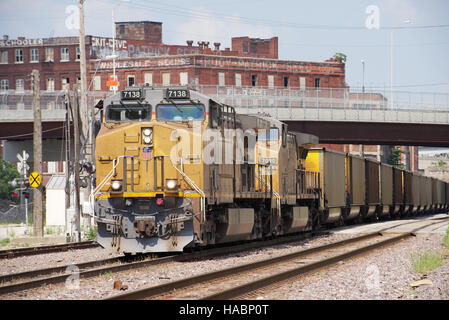 Union Pacific angetrieben Cola Zug Köpfe durch West Bottoms, Kansas City, Missouri, USA. Stockfoto