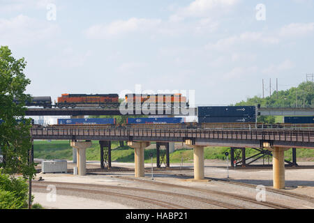 Güterzüge vorbei Kansas City, Missouri, USA von West 27th Street, Kansas City, Missouri, USA. Stockfoto