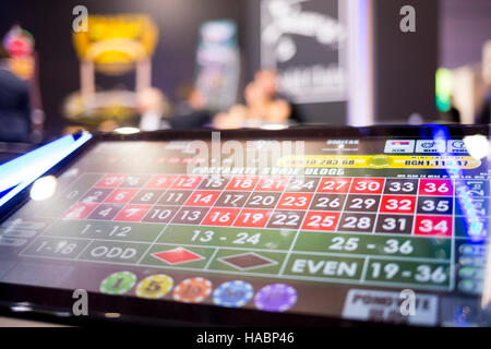 Sofia, Bulgarien - 24. November 2016: Ccasino-Roulette-Tisch überwachen auf einer Messe für Glücksspiel Casino Maschinen in Inter Expo Center ich Stockfoto