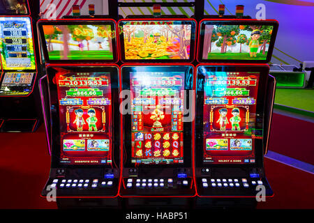 Sofia, Bulgarien - 24. November 2016: Gaming Spielautomaten in einer Ausstellung für Glücksspiel Casino Maschinen in Inter Expo Center in Sofia. Stockfoto