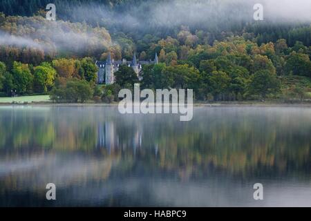 Herbstmorgen Reflexionen des berühmten Tigh Mor Resorts in Loch Achray Stockfoto