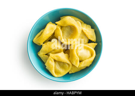 Traditionelle italienische Tortellini Nudeln in Schüssel isoliert auf weißem Hintergrund. Stockfoto