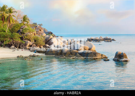 Asiatische tropisches Strandparadies in Thailand Stockfoto