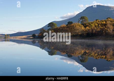 Klare Reflexionen der Herbstfärbung und Berge in den stillen Wassern des Loch Tulla Stockfoto