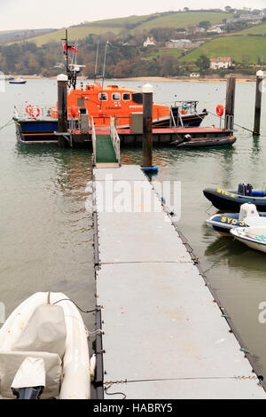 RNLI Lifeboat The Baltic Exchange III vertäut am Salcombe, South Devon, UK Stockfoto