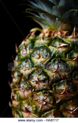 Große reife Ananas auf schwarzem Hintergrund isoliert Stockfoto