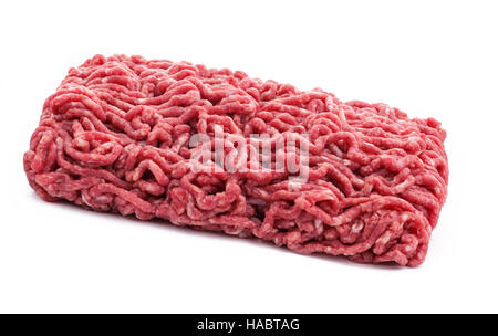 Block von rohem Hackfleisch Rind auf einem weißen Hintergrund isoliert Stockfoto