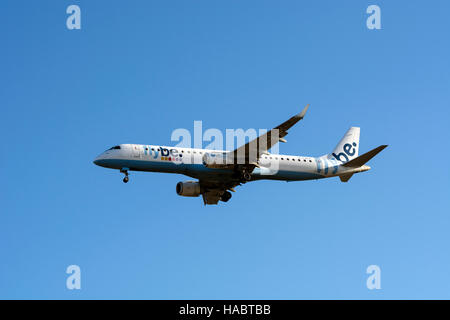 Flybe Embraer ERJ-195 nähert sich Flughafen Birmingham, UK (G-FBEH) Stockfoto