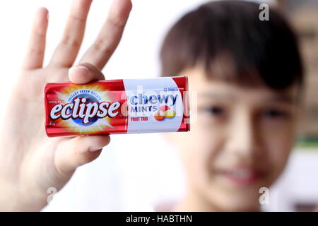 Eine Kinderhand australische Eclipse Chewy Mints - isoliert Stockfoto