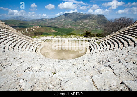 Antike griechische Theater Ruinen Blick auf malerische Panorama Hintergrund, Segesta, Sizilien, Italien Stockfoto