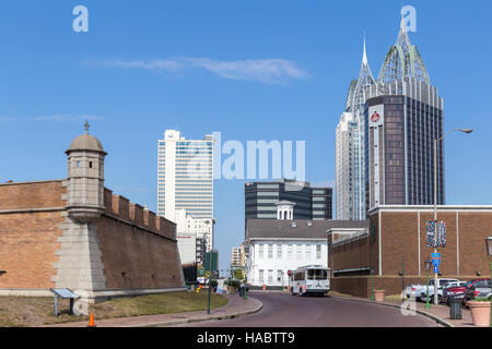 Moderne Wolkenkratzer dominieren die Skyline die Innenstadt, mit Fort Conde auf der linken Seite, in Mobile, Alabama. Stockfoto