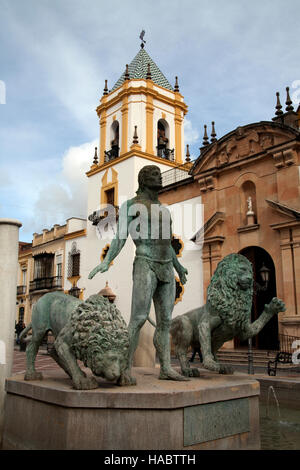 Statue des Herkules mit zwei Löwen in der Stadt square - Plaza del Socorro - Ronda Andalucia Spanien Stockfoto