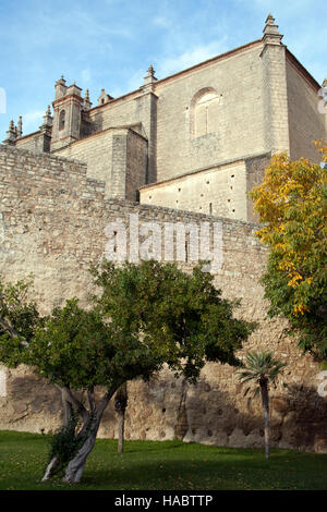 Ronda Stadtmauern und die Kirche des Heiligen Geistes - Espiritu Santo - Ronda, Andalusien Spanien Stockfoto