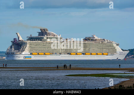 Das kreuzfahrtschiff Harmonie der Meere Abfahrt Southampton, Großbritannien am 22. Mai 2016 Für die erste Kreuzfahrt. Stockfoto