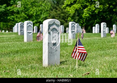 Grabsteine mit amerikanischen Flaggen auf dem Nationalfriedhof Arlington in Fort Myer, Arlington, Virginia, USA, am Memorial Day Wochenende. Stockfoto