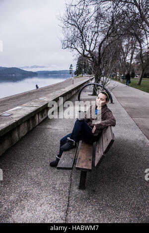 Frau auf Parkbank entspannen. Stockfoto