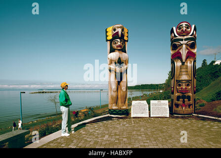 Küsten-Salish und Haida Totempfähle entlang der Semiahmoo Bay, White Rock, BC, Britisch-Kolumbien, Kanada - Seaside Promenade Gehweg Stockfoto