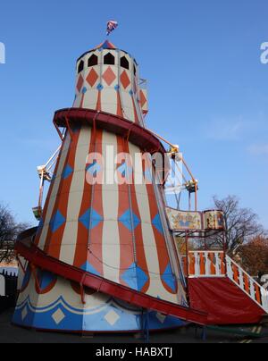 Ein Helter Skelter Fahrt für die Besucher des jährlichen Viktorianische Weihnachten Festival in Portsmouth Dockyard, England, 26. November 2016 Stockfoto