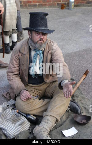 : Ein unbekannter Schauspieler spielen der Teil eines viktorianischen Gentleman an der jährlichen Weihnachten viktorianisches Festival in Portsmouth Dockyard, 26. November 2016 Stockfoto