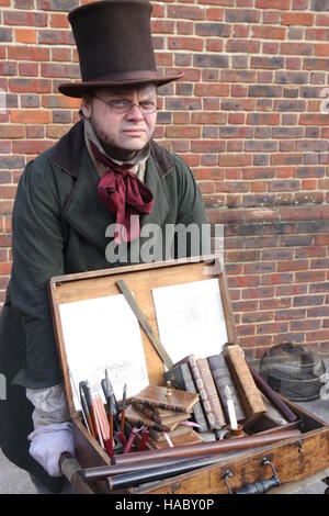 Ein unbekannter Schauspieler spielen der Teil eines viktorianischen Gentleman an der jährlichen Weihnachten viktorianisches Festival in Portsmouth Dockyard, England, 26. November 201 Stockfoto