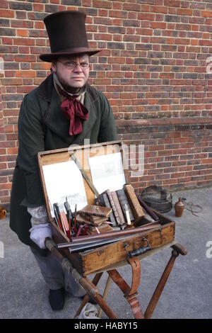 Ein unbekannter Schauspieler spielen der Teil eines viktorianischen Gentleman an der jährlichen Weihnachten viktorianisches Festival in Portsmouth Dockyard, England, 26. November 201 Stockfoto