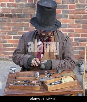 Ein unbekannter Schauspieler spielen der Teil eines viktorianischen Gentleman an der jährlichen Weihnachten viktorianisches Festival in Portsmouth Dockyard, England, 26. November 201 Stockfoto