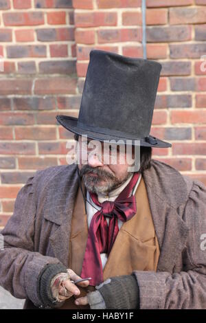 Ein unbekannter Schauspieler spielen der Teil eines viktorianischen Gentleman an der jährlichen Weihnachten viktorianisches Festival in Portsmouth Dockyard, England, 26. November 201 Stockfoto