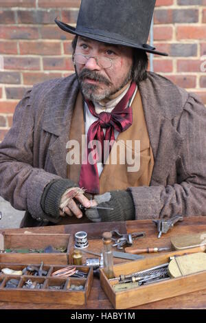 Ein unbekannter Schauspieler spielen der Teil eines viktorianischen Gentleman an der jährlichen Weihnachten viktorianisches Festival in Portsmouth Dockyard, England, 26. November 201 Stockfoto