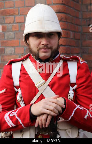 Einem unbekannten Schauspieler spielt die Rolle eines viktorianischen Soldaten auf dem jährlichen Weihnachten viktorianischen Festival in Portsmouth Dockyard, England, 26. November 2016 Stockfoto