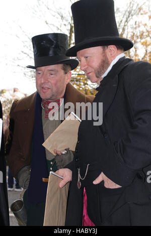 26. November 2016, PORTSMOUTH DOCKYARD, ENGLAND: zwei unbekannten Schauspielern spielt die Rolle des viktorianischen Herren auf dem jährlichen Weihnachten viktorianischen Festival Stockfoto