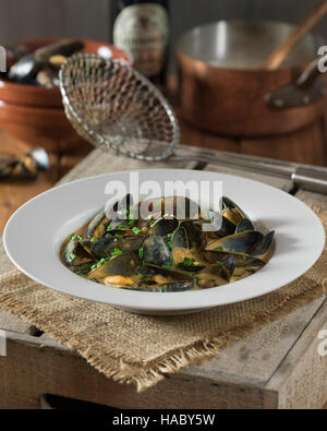 Muscheln in Guinness-Sahne-Sauce Stockfoto