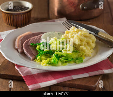 Irische Speck und Kohl mit Petersilie-Sauce. Irland-Essen Stockfoto