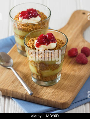 Aeblekage. Dänische Apfel Dessert. Dänemark-Essen Stockfoto