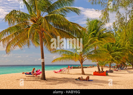 Dover Beach vor dem Southern Palms Hotel, St. Lawrence Gap, Barbados, Karibik. Stockfoto