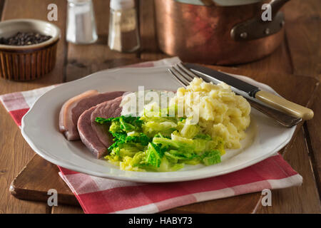 Irische Speck und Kohl mit Petersilie-Sauce. Irland-Essen Stockfoto