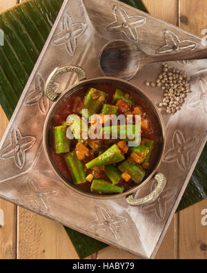 Bhindi Masala. Okraschoten in würziger Tomatensauce. Indien-Essen Stockfoto